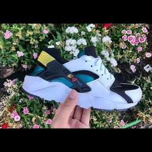 Nike Air Huarache “Peace Love Swoosh”